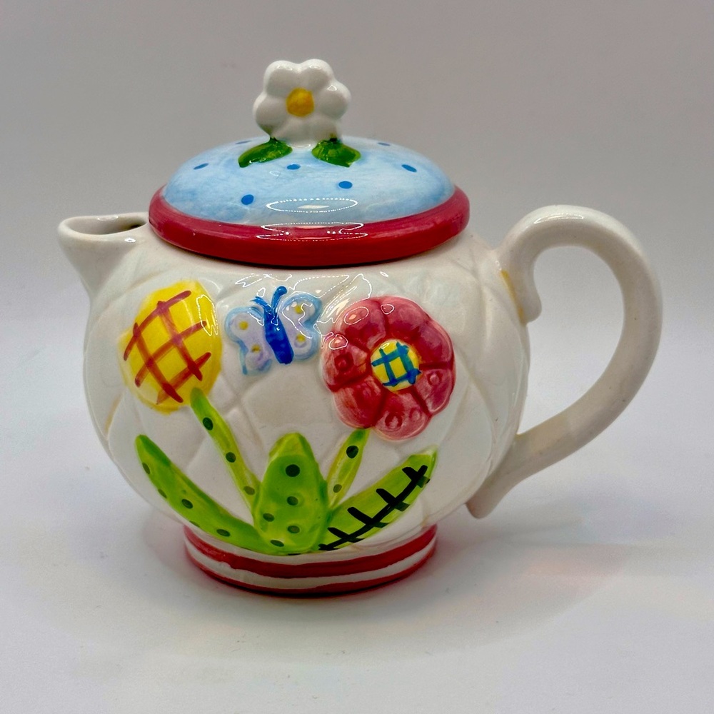 Cook’s Club Flower Butterfly White Quilted Collectible  Teapot Flower Lid 3.75”